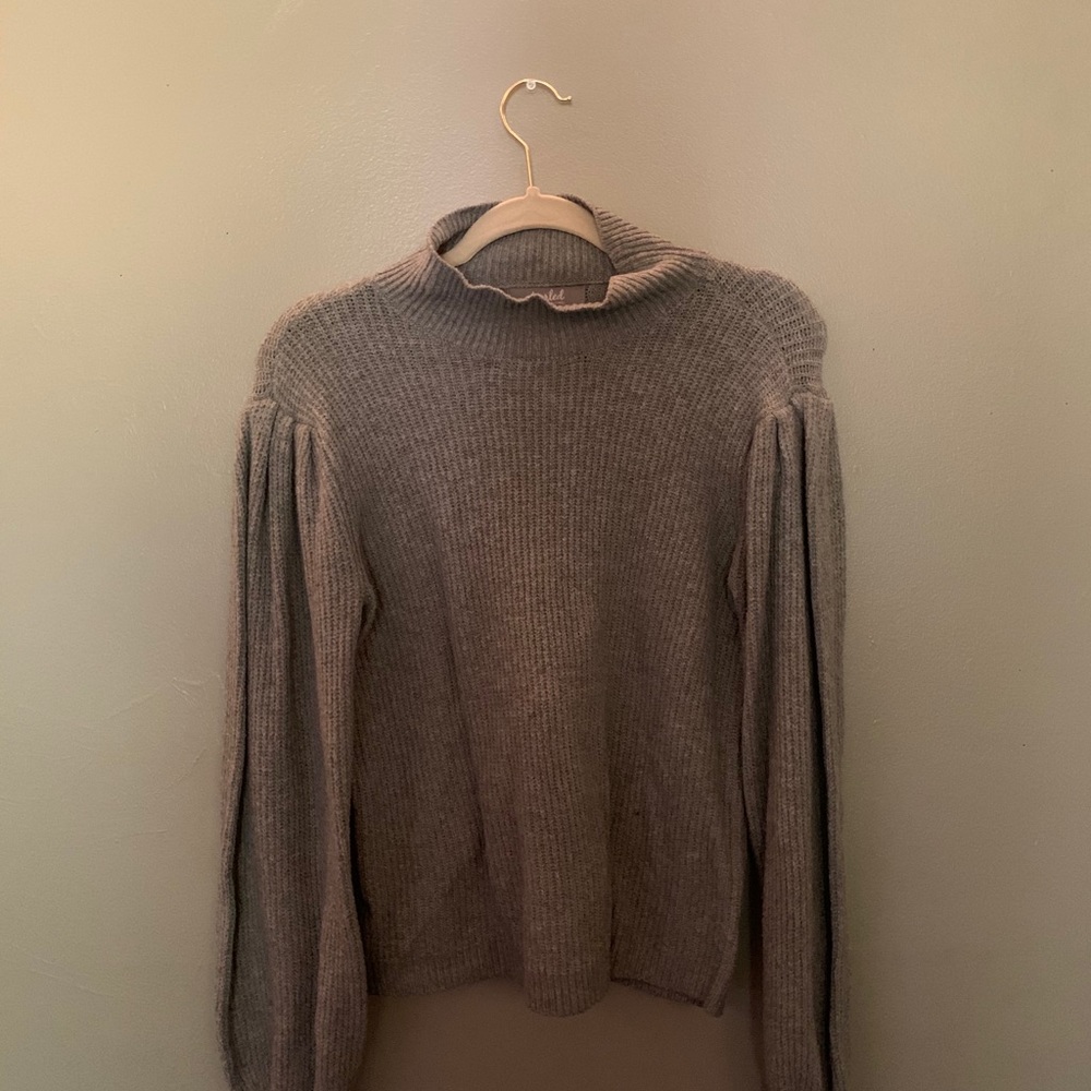 Simple cute gray sweater with balloon sleeves